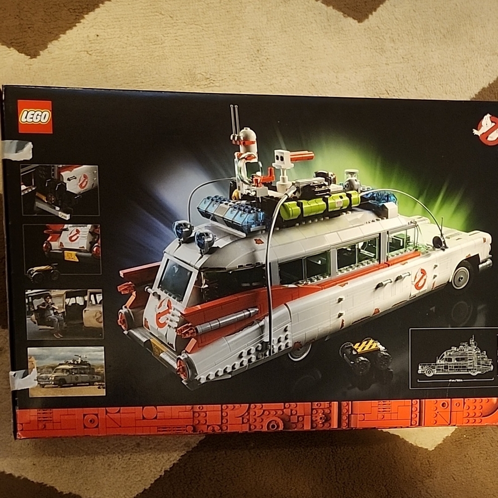 LEGO Ghostbusters Ecto-1 Set with White and Red Colors